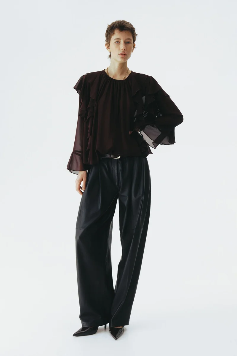 اتش اند ام بلوزة شفافة مزينة بكشكشة